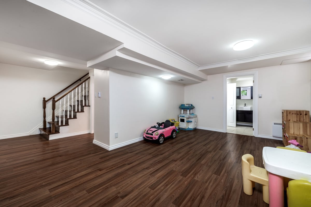 Nicely renovated huge apartment with finished basement, bathrooms, bedrooms, kitchen and beautiful living room in an old house in Montreal
